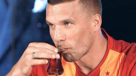 Abkassieren und Tee trinken? Bei Galatasaray verdient der deutsche Nationalspieler Lukas Podolski künftig angeblich drei Millionen Euro im Jahr, plus Prämien. Geld, das türkischen Talenten in der Nachwuchsarbeit fehle, bemängeln Kritiker. 