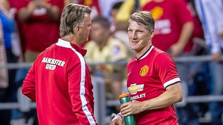 Wir müssen reden. Trainer Louis van Gaal (l.) will, dass Bastian Schweinsteiger den jungen Spielern bei Manchester United als Ratgeber und Führungsfigur zur Seite steht. 