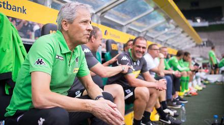 Entspannt auf der Bank. Trainer Lucien Favre hat mit Borussia Mönchengladbach ganz andere Zeiten erlebt. Noch vor vier Jahren wäre er beinahe abgestiegen. 