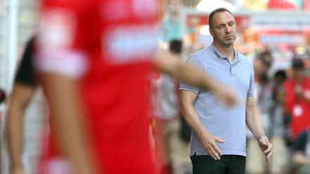 Vergangenheit und Gegenwart. Unions Trainer Norbdert Düwel ärgert sich, weil seine Mannschaft schon wieder eine Führung aus der Hand gab.