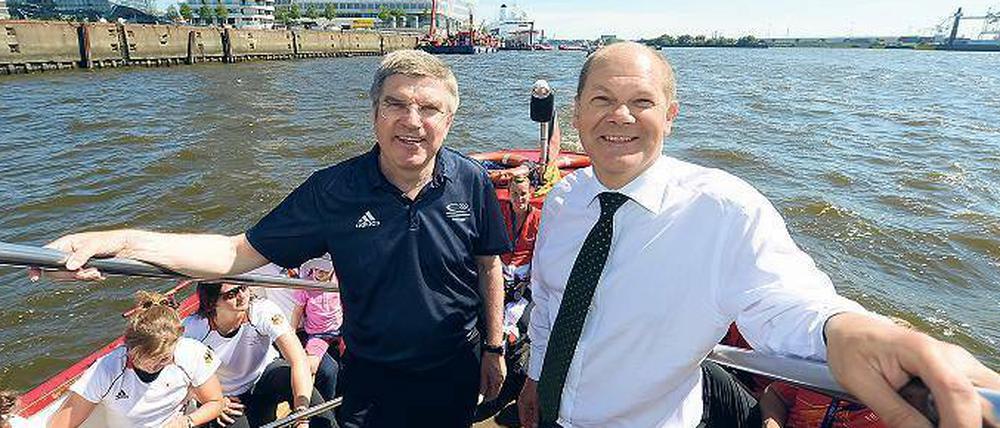 Zwei in einem Boot. Hamburgs Erster Bürgermeister Olaf Scholz (rechts) will für seine Bewerbung auch IOC-Präsident Thomas Bach begeistern. 