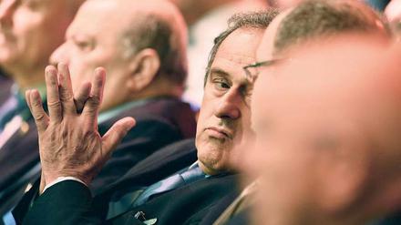Im Kreise seiner Lieben. Michel Platini (Mitte) darf Präsident des europäischen Verbandes Uefa bleiben, obwohl er 90 Tage für alle Fußball-Aktivitäten gesperrt ist.