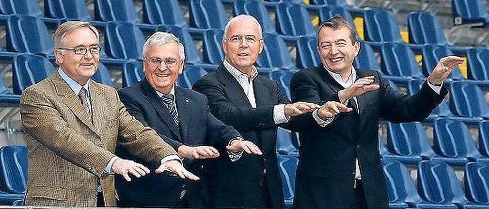 Macht mal nicht so eine Welle. Das Organisationskomitee der Fußball-WM 2006 um Präsident Franz Beckenbauer (2. v. r.) sowie die Vizepräsidenten Horst R. Schmidt, Theo Zwanziger und Wolfgang Niersbach streitet heute alle Bestechungsvorwürfe ab.