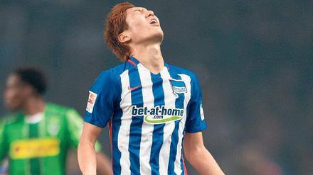 Blick nach oben? Lieber nicht! Genki Haraguchi und Hertha mussten gegen Gladbach erkennen, dass sie nicht mithalten konnten. 