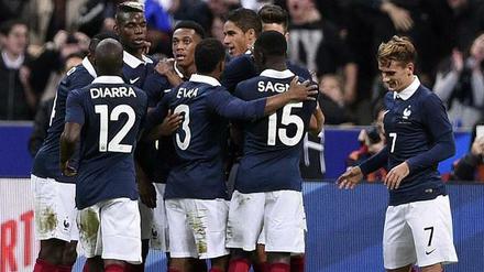 Symbol der Widerstandskraft. Die französische Mannschaft, hier beim Jubel nach dem 1:0-Führungstreffer von Olivier Giroud gegen Deutschland.