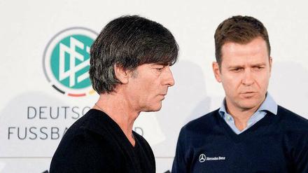 Mit ernsten Mienen zum schweren Spiel. Jochim Löw (l.) und Oliver Bierhoff erklären, warum die Nationalmannschaft antritt.