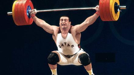 Nur Atlas hatte eine schwere Last zu stemmen. Die Superschwergewichtler wie Jaber Saeed Salem (hier bei Olympia 2000 in Sydney, wo er Vierter wurde) wuchten manchmal das Doppelte ihres Körpergewichts in die Höhe. 