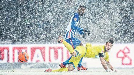 Selbst im Schneegestöber von Berlin behielt Hertha (hier mit Kalou) die Oberhand. 