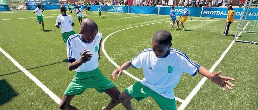 Den Fußball zum Tanzen bringen. Das in Berlin-Moabit ansässige Netzwerk Streetfootballworld arbeitet weltweit mit mehr als 100 lokalen Organisationen zusammen, die alle sozialen Wandel durch Fußball erreichen wollen. Auf die Initiative von Streetfootballworld entstanden für die WM 2010 auch 20 „Football for Hope“-Center wie dieses in Lesotho. 