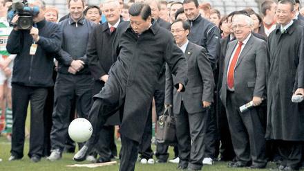 Volleyrepublik China. Präsident Xi Jinping am Ball.