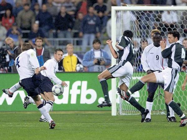 Sie können auch richtig gewinnen. In der WM-Qualifikation 2001 gelang den Engländern, hier Steven Gerrard beim Schuss, ein furioser 5:1-Sieg in München. 