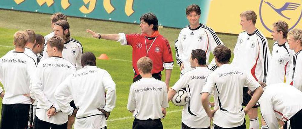 Vor zehn Jahren in Genf. Joachim Löw im Kreis der Nationalspieler, denen er in der WM-Vorbereitung die Viererkette zu vermitteln versucht. Rechts neben Löw steht der damalige Kapitän Michael Ballack. 