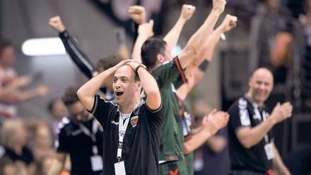 Bob Hanning, 48, hat im Handball schon viele Funktionen und Ämter bekleidet. Seit zehn Jahren verantwortet der gebürtige Essener als Geschäftsführer die Füchse Berlin. In dieser Zeit sind die Berliner in die Bundesliga aufgestiegen und haben je einmal den DHB–Pokal (2014), den EHF-Cup und den Weltpokal gewonnen (beide 2015). 