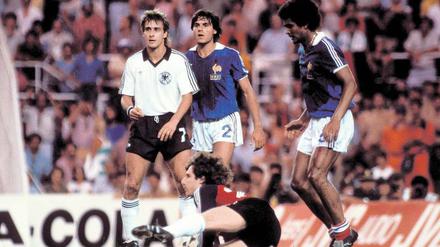 Ein Spiel als Traum und Trauma. Pierre Littbarski (links) im WM-Halbfinale 1982 gegen Frankreich. Deutschland holte einen 1:3-Rückstand auf und gewann im Elfmeterschießen.