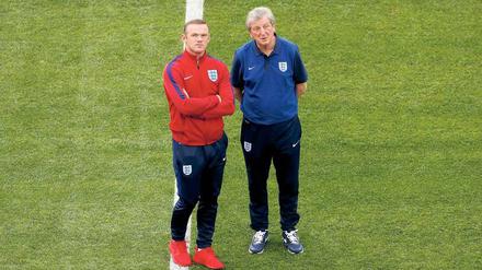 Wayne interessiert’s. Rooney im Dialog mit Trainer Roy Hodgson. 
