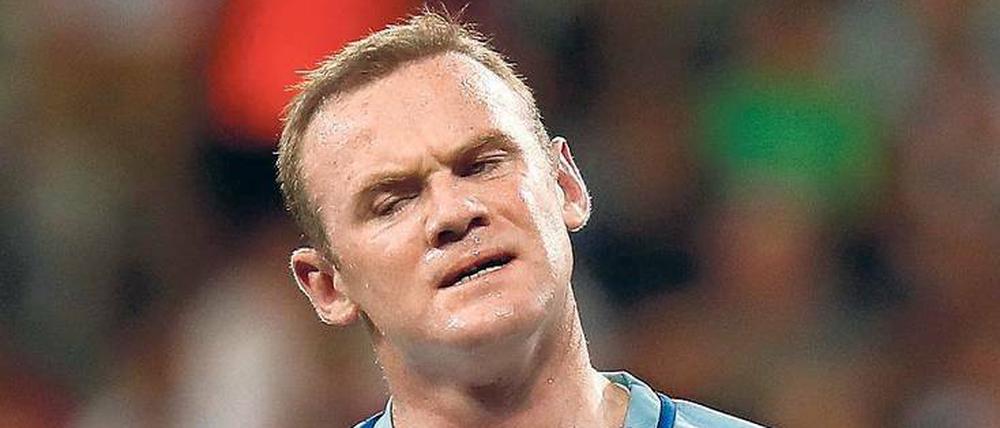 Erst kaltblütig, dann schwermütig. Wayne Rooney konnte England nicht vor der Blamage retten. Foto: Reuters/Pfaffenbach