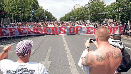 Hässliche Fratze. Polnische Hooligans marschieren bei der EM in Marseille auf.