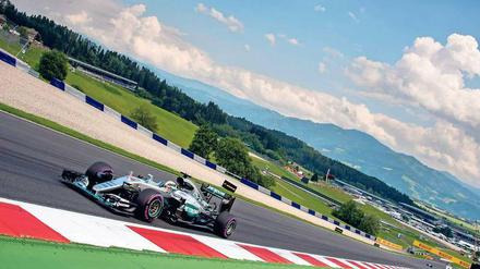 Nach dem Crash zwischen Lewis Hamilton und seinem deutschen Teamkollegen Nico Rosberg ist die Stimmung im Mercedes-Lager erneut angespannt. 