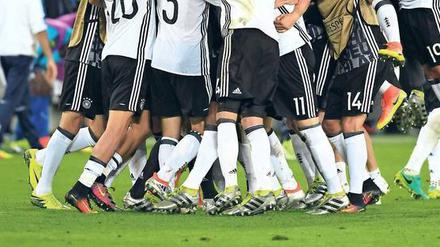Konkurrenz auf dem Platz. Zehn Spieler im deutschen EM-Kader tragen Schuhe mit Nike-Logo, zwölf Spieler zeigen sich mit Adidas-Streifen.