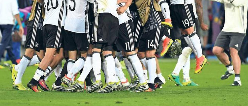 Konkurrenz auf dem Platz. Zehn Spieler im deutschen EM-Kader tragen Schuhe mit Nike-Logo, zwölf Spieler zeigen sich mit Adidas-Streifen.