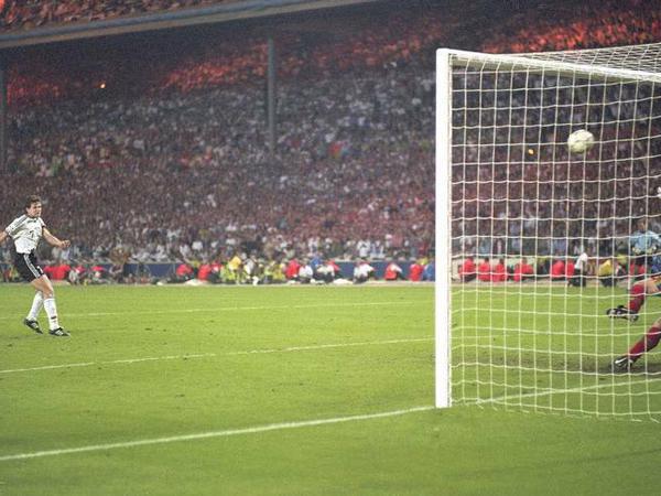 Don’t mention the shoot-out. Andreas Möller schoss England 1996 im EM-Halbfinale aus dem eigenen Wembleystadion. 