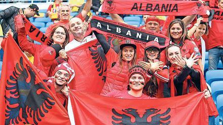  Trotz Ausscheiden in der Vorrunde feiern die albanische Fans den Sieg gegen Gruppengener Rumänien als großen Erfolg. 