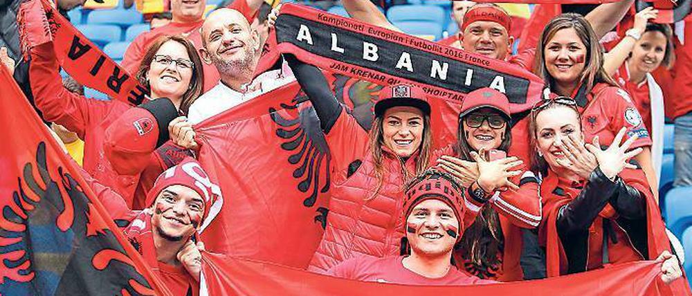  Trotz Ausscheiden in der Vorrunde feiern die albanische Fans den Sieg gegen Gruppengener Rumänien als großen Erfolg. 