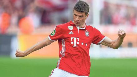 Das Teuerste ist nicht das Schönste. Den Höchstpreis von 90 Euro verlangt der FC Bayern für sein neues Trikot, das hier Thomas Müller trägt.  