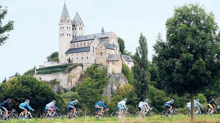 2018 sollen Radprofis wieder durch Deutschland rollen – aber nur vier Tage lang. Immerhin sieben Tage war die Deutschland-Tour 2008 bei ihrer bisher letzten Ausgabe unterwegs, hier vor der St. Lubentiuskirche im Kreis Limburg.