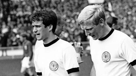 Die Frisur sitzt noch. Wolfgang Overath und Karl-Heinz Schnellinger betreten den Platz im Wembley Stadion. Foto: Imago/Baumann