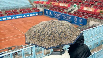 Steht bald nicht mehr im Regen. Der Centre Court im Steffi-Graf-Stadion sollte beim Davis-Cup-Wochenende in Berlin wieder voll werden. 