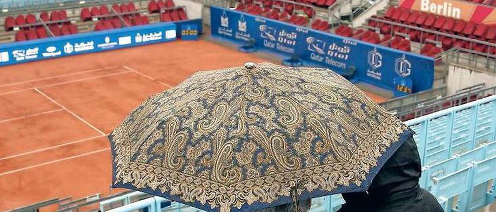 Steht bald nicht mehr im Regen. Der Centre Court im Steffi-Graf-Stadion sollte beim Davis-Cup-Wochenende in Berlin wieder voll werden. 