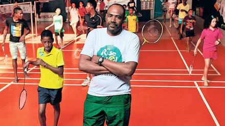 Bad... was? Sebastião Dias (Mitte) hat den Sport erst bekannt gemacht in Brasilien. Für ihn war Badminton Liebe auf den ersten Schlag. Der Sportlehrer unterrichtet heute 230 Kinder und Jugendliche. Wie einst Sohn Ygor, eine große Medaillenhoffnung in Rio. 