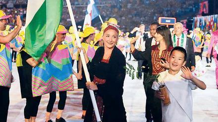 Repräsentantin. Mayada Al-Sayad trug die palästinensische Fahne bei der Eröffnungsfeier.