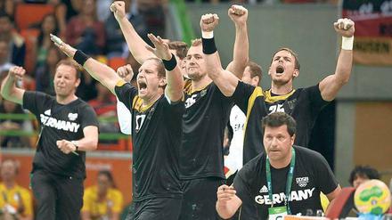 Faustpfand. Deutschlands Handballer nehmen nach dem Sieg über Polen die Bronzemedaille mit aus Rio de Janeiro. 