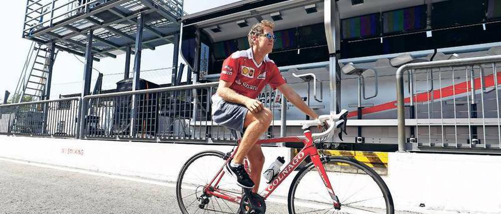 eater-Radl. Sebastian Vettel versucht vergeblich, sich den Querelen im italienischen Rennstall zu entziehen. In der Presse wird ihm selbst da Schuld zugeschoben, wo ihn ausnahmsweise keine trifft. 