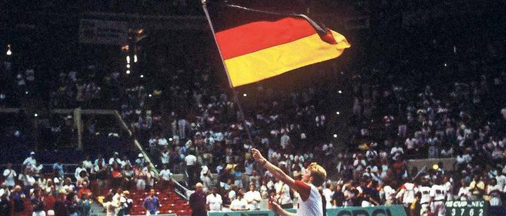 Schwarz-Rot-Becker. 1987 schafft Deutschland in Hartford den Klassenerhalt gegen die USA. Ein Jahr später folgt der erste Titelgewinn im Davis Cup für ein deutsches Team. 