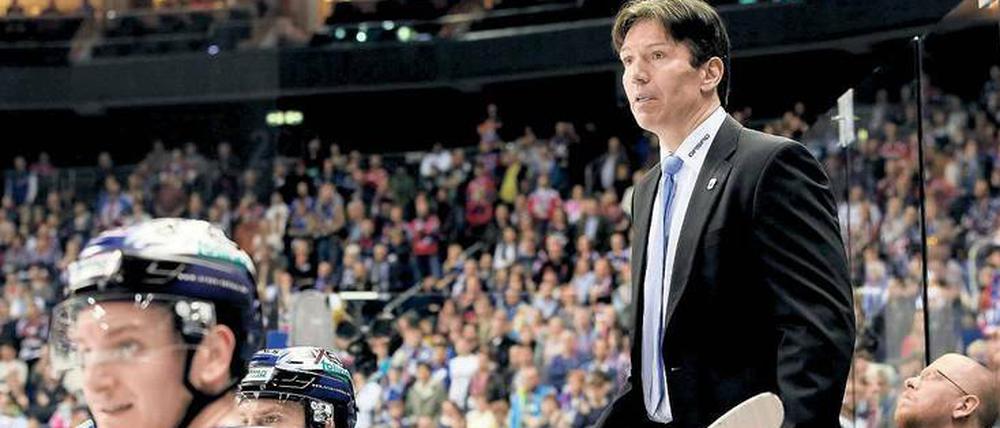 Uwe Krupp, 51, ist seit Dezember 2014 Trainer der Eisbären Berlin. Zuvor stand er bei den Kölner Haien und dem deutschen Nationalteam an der Bande. Als NHL-Profi gewann Krupp 1996 als erster Deutscher den Stanley Cup. 