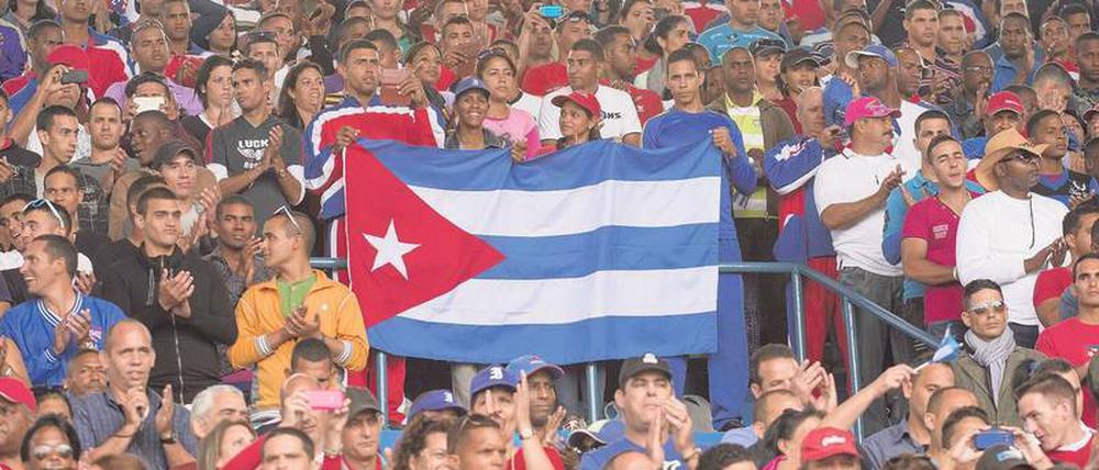 Beifall für die Fremden. Im März dieses Jahres gastierten die Baseballer der Tampa Bay Ray in Havanna. Auch Barack Obama und Raul Castro schauten zu. 