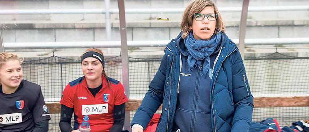Vom Feld an die Linie. Natascha Keller betreut inzwischen als Co-Trainerin das Frauenteam des Berliner HC – gemeinsam mit ihrem Bruder Florian. 