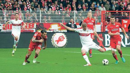 So macht’s ein richtiger Mittelstürmer. Simon Terodde trifft für den VfB Stuttgart zum 1:0 gegen seinen alten Verein Union, fünf Köpenicker kommen zu spät. 