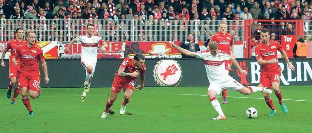So macht’s ein richtiger Mittelstürmer. Simon Terodde trifft für den VfB Stuttgart zum 1:0 gegen seinen alten Verein Union, fünf Köpenicker kommen zu spät. 
