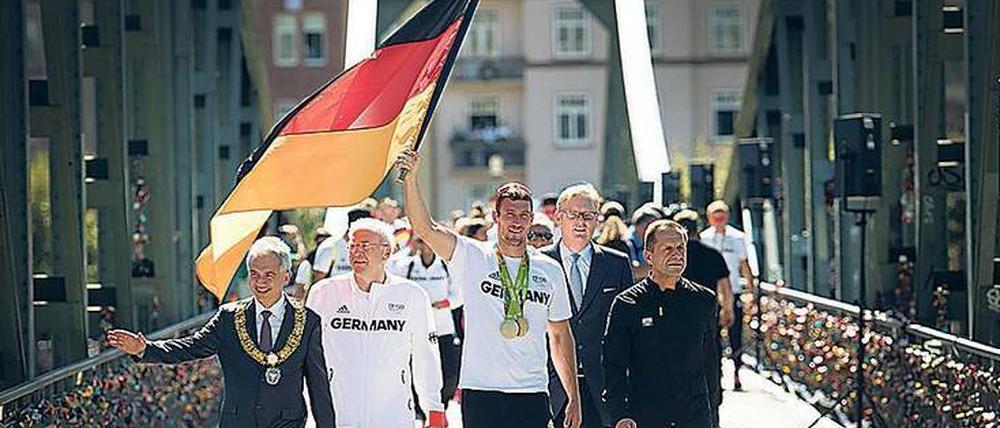 Idealbild. Der zweifache Kanu-Olympiasieger Sebastian Brendel (Mitte) und DOSB-Präsident Alfons Hörmann (rechts) in Frankfurt am Main beim Empfang der deutschen Mannschaft nach der Rückkehr von den Olympischen Spielen in Rio.
