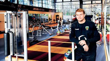 Folterzimmer. Handball-Nationalspieler Paul Drux hat im Kraftraum auf dem Trainingsgelände der Füchse Berlin schon viel Zeit verbracht. 