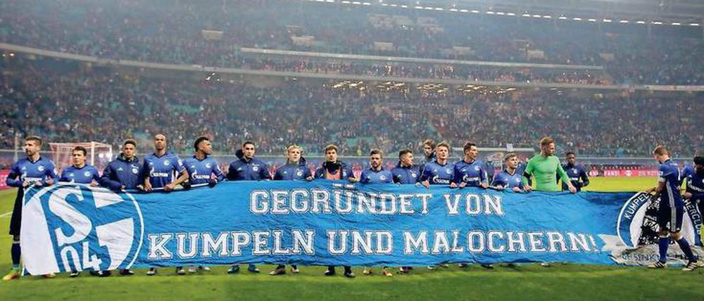 Gelsenkirchner Bekenntnis in Leipzig. Auch wenn Hertha-Fans den Verein Schalke 04 nicht mögen, doch diese Idee fanden viele gut.