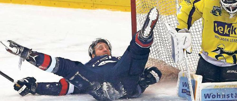 Noch nicht zerstört, aber am Boden. Die Eisbären (im Bild Kapitän André Rankel) haben sieben der letzten acht Spiele in der Deutschen Eishockey-Liga verloren. 