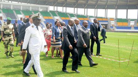 Prominente Platzbegehung. Gabuns Präsident Ali Bongo Ondimba (zweiter von rechts) besichtigt das Stadion in Oyem, eine von vier Spielstätten des Afrika-Cups. Dem Machthaber wird Wahlbetrug vorgeworfen, vor dem Turnierstart am Samstag herrscht Unruhe in dem 1,7-Millionen-Einwohner-Land. 