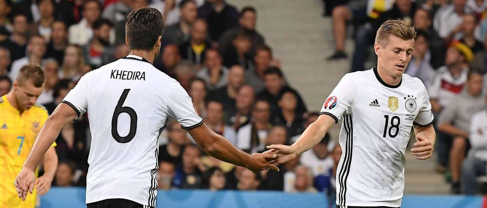 In Sami Khedira und Toni Kroos stehen sich zwei aus dem Herzzentrum der deutschen WM-Elf gegenüber.