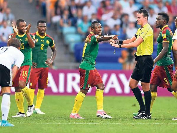 Im Spiel zwischen Deutschland und Kamerun stand Schiedsrichter Wilmar Roldan im Mittelpunkt – weil er zunächst dem falschen Spieler Rot zeigte. 