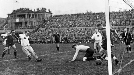 Große Zeiten. Als Hermann Horwitz Mannschaftsarzt war, stand Hertha sechs Mal hintereinander im Meisterschaftsfinale – hier 1927 gegen den 1. FC Nürnberg. 